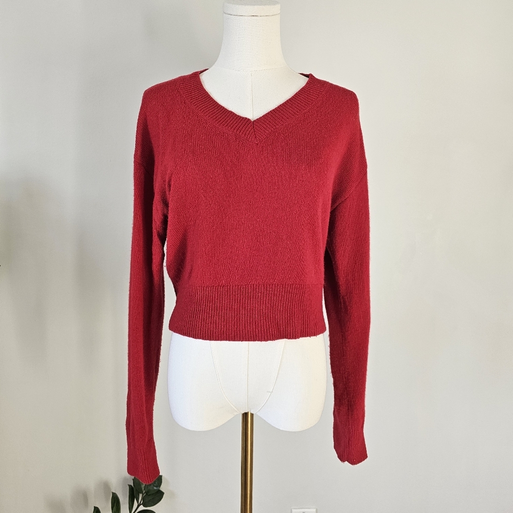 Aritzia Sunday Best M Red V-Neck Women's Sweater cropped